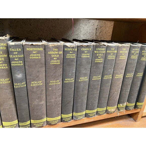 Joseph Conrad Works, 19 (?)Vol, Malay Edition 1928 - Picture 2 of 4